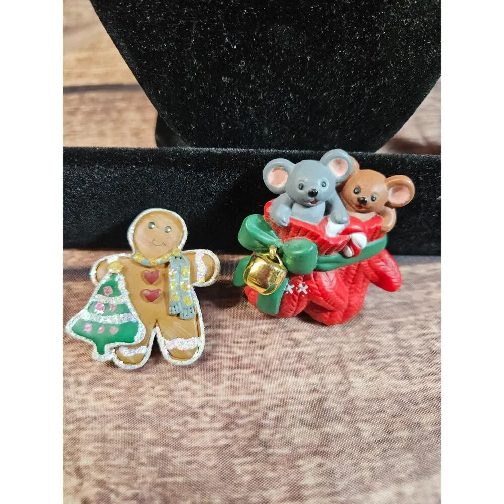 Lot of 2 Winter/Christmas Pins Gingerbread Cookie & Mice Mitten Easter Ulmtd